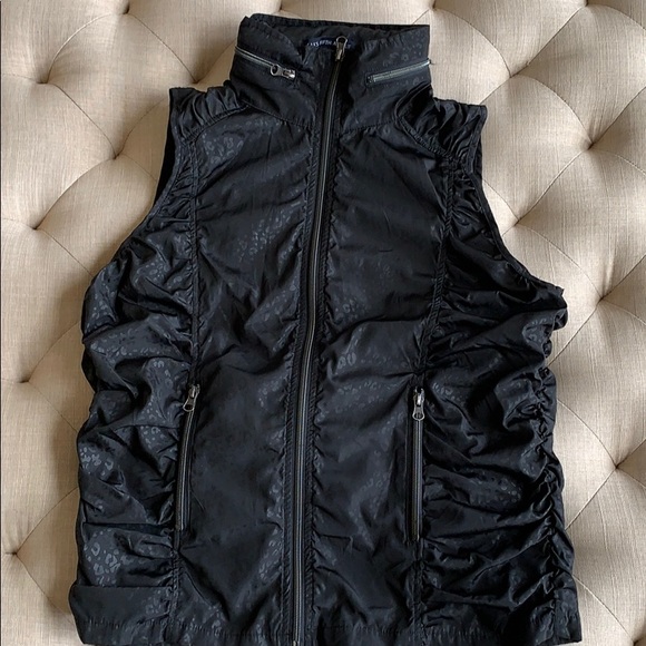 Black packable SAKS Fifth Avenue Ghost Leopard Print Vest - Picture 2 of 8